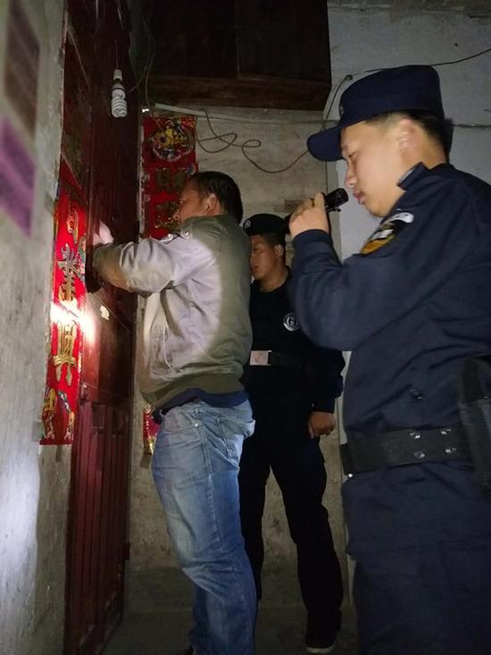 盘锦粗心妈妈误将幼女锁家中 民警全城寻开锁师傅开门